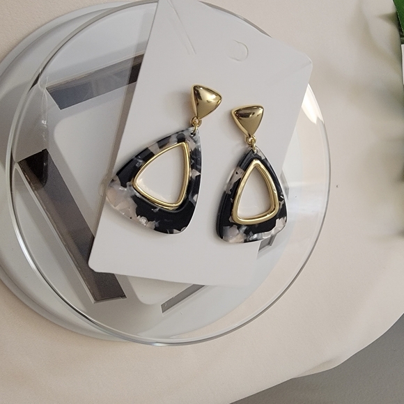 NWT Goldplated dropped earings - Picture 6 of 9